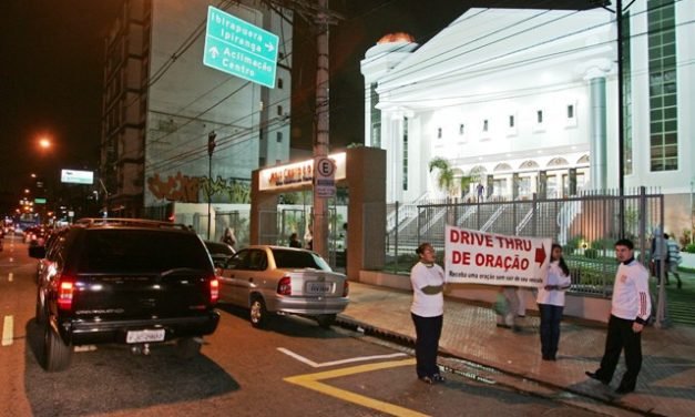 Como funciona o “drive-thru” de orações em igreja na Vila Mariana