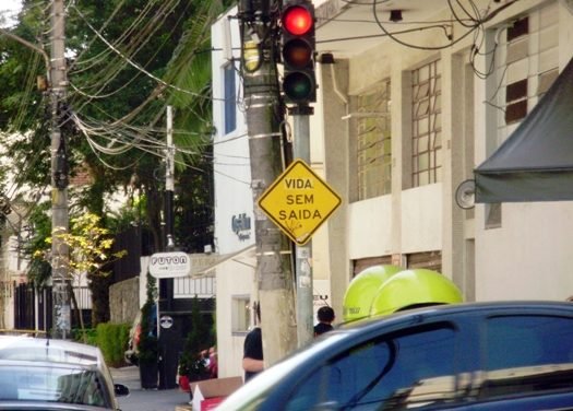 De olho na placa: para continuar vivendo, não siga em frente!