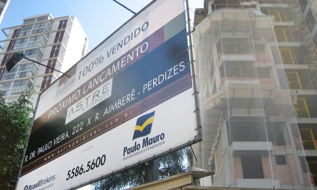 Construtoras desrespeitam Lei Cidade Limpa
