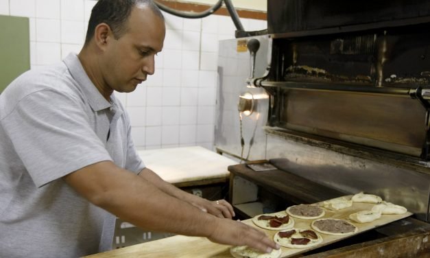 Restaurante armênio na Luz prepara esfihas personalizadas
