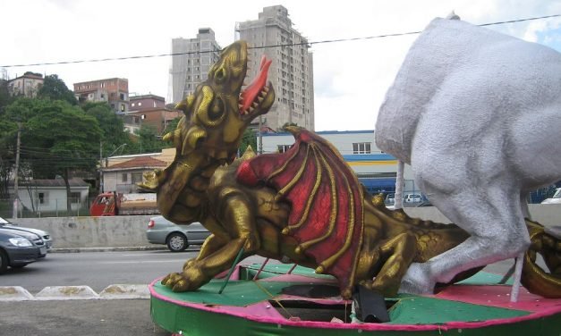 Avenida é decorada com dragão e São Jorge pela metade
