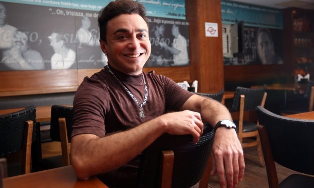 Markinhos Moura, sucesso nos anos 1980, é host em bar