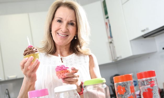 Aprenda a fazer rosas para enfeitar cupcakes