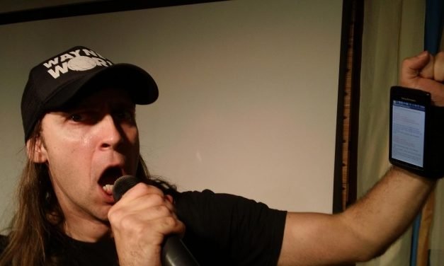 Apresentador da MTV inventa teleprompter de pulso