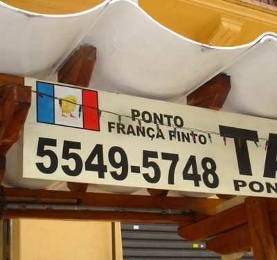 Ponto de táxi na Vila Mariana tem a sua própria bandeira
