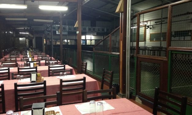 Pizzaria mais secreta da cidade funciona em clube de bocha