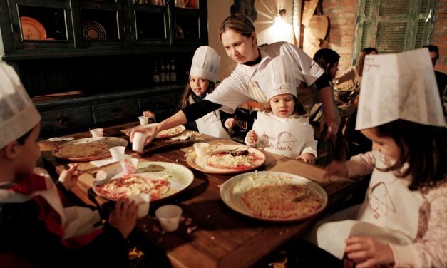 Crianças colocam a mão na massa e preparam suas próprias pizzas