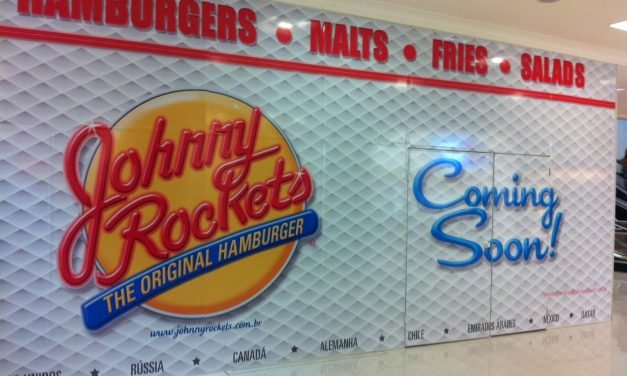 Tapume anuncia lanchonete da rede Johnny Rockets no Shopping West Plaza