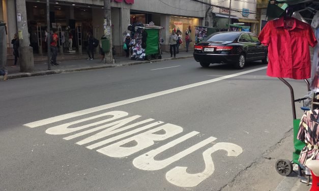 Tem ônibus sem acento circulando pelas faixas exclusivas de São Paulo
