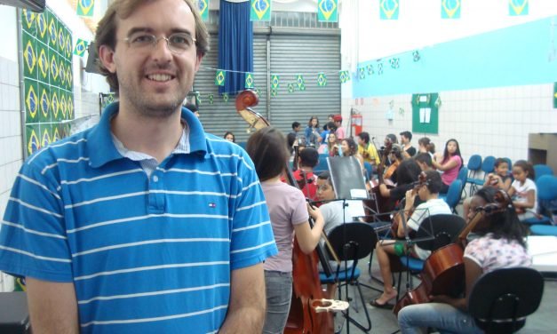Projeto Locomotiva: maestro comanda orquestra de jovens no ABC