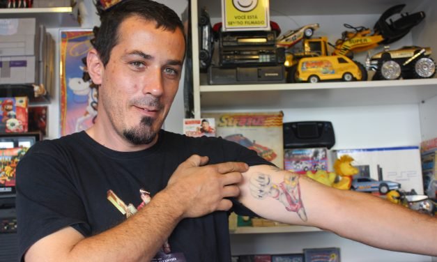 A bagunçada loja “Super Anos 80” atrai legião de nerds ao Cambuci