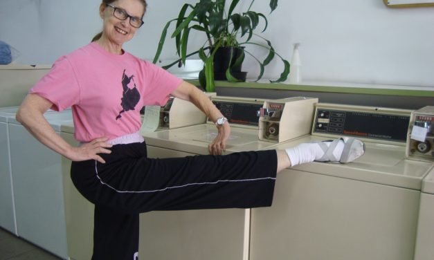 Lavanderia dos Artistas: uma bailarina atrás das máquinas de lavar