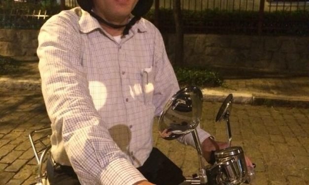 Padre Juarez usa moto chinesa pela cidade e conta como foi o primeiro tombo