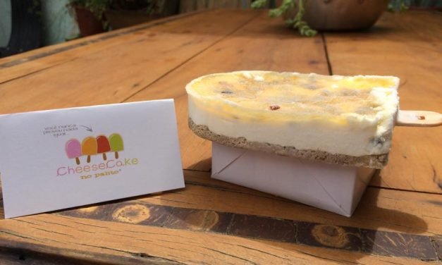 Parece um picolé, mas a novidade é o cheesecake no palito