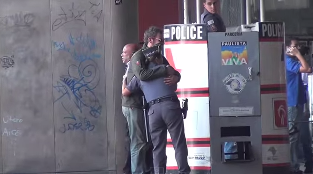John Leitão, o homem que roubou abraços da Polícia e ganhou beijo de sua vítima