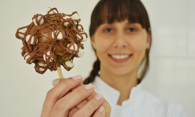 Caramapple: casal produz doce de maçã e caramelo nascido no Dia das Bruxas