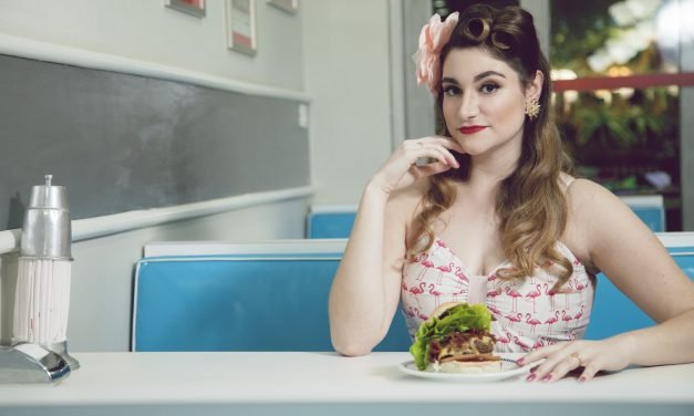 Hamburgueria promove encontro e dá desconto para pin-ups e rockers
