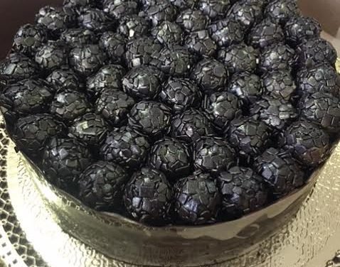 Bolo com brigadeiros levemente dourados celebra os 50 anos da doceria Brunella