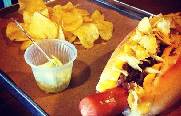Pão com linguiça é atração de uma “portinha” na Teodoro Sampaio
